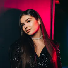 Ascolta Anna Reyo, guarda video musicali, leggi la biografia, vedi le date del tour & altro!