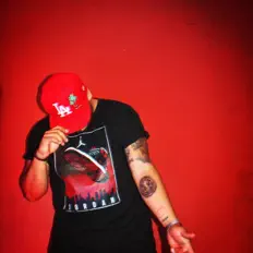 Mc Andz dinle, müzik videolarını izle, biyografisini oku, tur tarihlerini ve daha fazlasını gör!