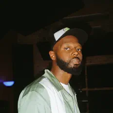 聆聽 POOCH、觀看音樂影片、閱讀小傳、查看巡演日期等！