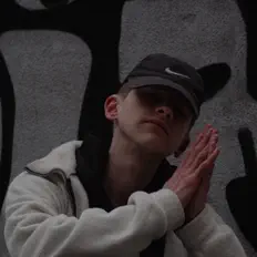 Poslechněte si interpreta Bartik, sledujte hudební videa, přečtěte si životopis, podívejte se na data turné a další informace.