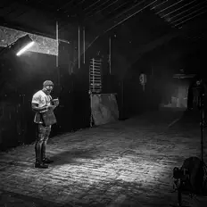 收听 YZ、观看音乐视频、阅读小传、查看巡演日期等 ！