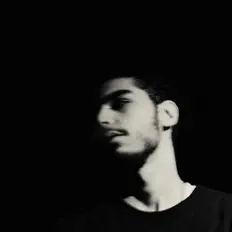 聆聽 Hosa、觀看音樂影片、閱讀小傳、查看巡演日期等！