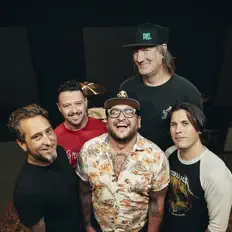 Escucha a Versus the World, mira videos musicales, lee su biografía, consulta las fechas de las gira y más.