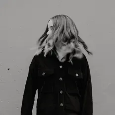 Maddie Wolfを聴いたり、ミュージックビデオを鑑賞したり、経歴やツアー日程などを確認したりしましょう！