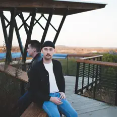 Me + the Othersを聴いたり、ミュージックビデオを鑑賞したり、経歴やツアー日程などを確認したりしましょう！