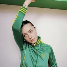 Hör dir BLOOMY an, schau dir Musikvideos an, lies die Biografie, finde Tourdaten und mehr!