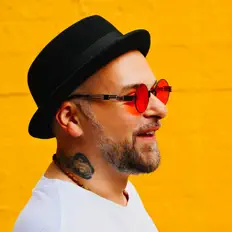 Escucha a Siryuz, mira videos musicales, lee su biografía, consulta las fechas de las gira y más.