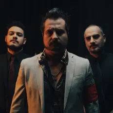 聆聽 Sounds of Defiance、觀看音樂影片、閱讀小傳、查看巡演日期等！