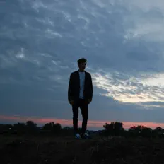Lone Pilot을(를) 듣고, 뮤직 비디오를 보고, 약력을 읽고, 투어 일정 등을 확인하세요!
