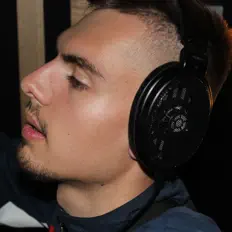 Mez을(를) 듣고, 뮤직 비디오를 보고, 약력을 읽고, 투어 일정 등을 확인하세요!