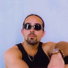 Hör dir Nai-Gé an, schau dir Musikvideos an, lies die Biografie, finde Tourdaten und mehr!