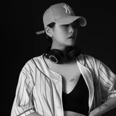 Dengarkan ONII, tonton video musik, baca bio, lihat tanggal tur & lainnya!