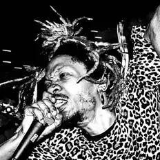 聆聽 Father Abstrakt、觀看音樂影片、閱讀小傳、查看巡演日期等！