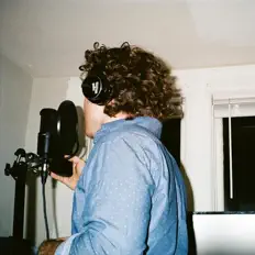 聆聽 Knave、觀看音樂影片、閱讀小傳、查看巡演日期等！