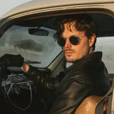 Hör dir Jesper Lindell an, schau dir Musikvideos an, lies die Biografie, finde Tourdaten und mehr!