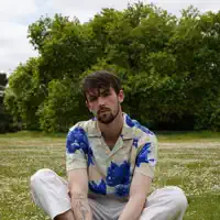 Escucha a undefined, mira videos musicales, lee su biografía, consulta las fechas de las gira y más.