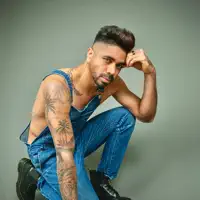 undefinedを聴いたり、ミュージックビデオを鑑賞したり、経歴やツアー日程などを確認したりしましょう！