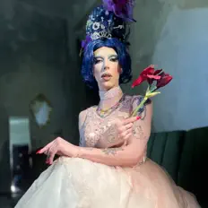 Poslechněte si interpreta AquaLatex, sledujte hudební videa, přečtěte si životopis, podívejte se na data turné a další informace.