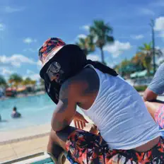 聆聽 Jhonny、觀看音樂影片、閱讀小傳、查看巡演日期等！