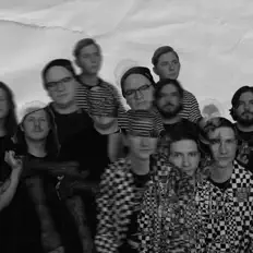 Hör dir POST/WAR an, schau dir Musikvideos an, lies die Biografie, finde Tourdaten und mehr!