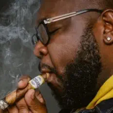 Kristmas (cuz I'm so gifted)を聴いたり、ミュージックビデオを鑑賞したり、経歴やツアー日程などを確認したりしましょう！