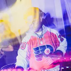 DJ KENZIを聴いたり、ミュージックビデオを鑑賞したり、経歴やツアー日程などを確認したりしましょう！