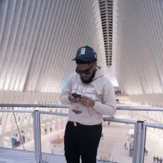 Bari Maccを聴いたり、ミュージックビデオを鑑賞したり、経歴やツアー日程などを確認したりしましょう！