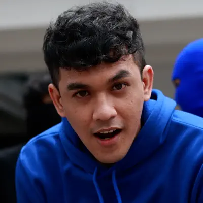 Listen to Si Iskandar, watch music videos, read bio, see tour dates & more!