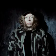 Adetueを聴いたり、ミュージックビデオを鑑賞したり、経歴やツアー日程などを確認したりしましょう！