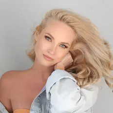收听 Brandi Burkhardt、观看音乐视频、阅读小传、查看巡演日期等 ！