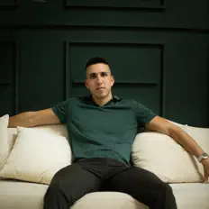 Poslechněte si interpreta Rygo, sledujte hudební videa, přečtěte si životopis, podívejte se na data turné a další informace.