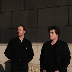 YWYを聴いたり、ミュージックビデオを鑑賞したり、経歴やツアー日程などを確認したりしましょう！