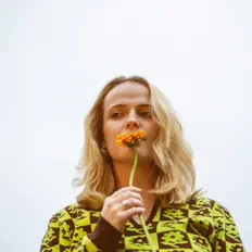 Jen Island을(를) 듣고, 뮤직 비디오를 보고, 약력을 읽고, 투어 일정 등을 확인하세요!