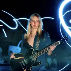 聆聽 Koko、觀看音樂影片、閱讀小傳、查看巡演日期等！