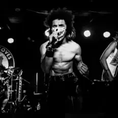 Toxic Madness을(를) 듣고, 뮤직 비디오를 보고, 약력을 읽고, 투어 일정 등을 확인하세요!