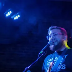 聆聽 Andrew Boaz、觀看音樂影片、閱讀小傳、查看巡演日期等！