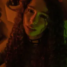 聆聽 Karo、觀看音樂影片、閱讀小傳、查看巡演日期等！