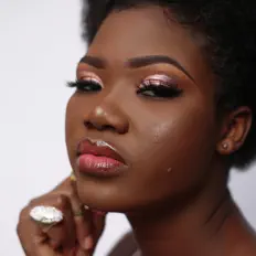 Oforiwaa सुनें, म्यूज़िक वीडियो देखें, बायो पढ़ें, दौरे की तारीखें और बहुत कुछ देखें!