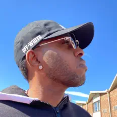 聆聽 Kenny P、觀看音樂影片、閱讀小傳、查看巡演日期等！