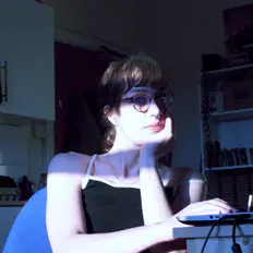 聆聽 shaene、觀看音樂影片、閱讀小傳、查看巡演日期等！