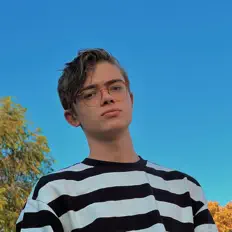 Poslechněte si interpreta Jack Latilla, sledujte hudební videa, přečtěte si životopis, podívejte se na data turné a další informace.