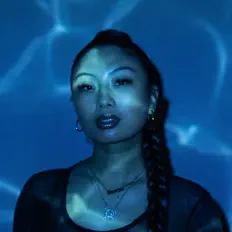 聆聽 Jquelz、觀看音樂影片、閱讀小傳、查看巡演日期等！