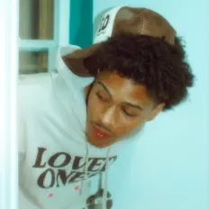 Écoutez HotboyDoola, regardez des vidéoclips, lisez la biographie, consultez les dates de tournée et plus encore !