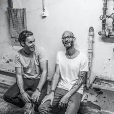 Playcrewを聴いたり、ミュージックビデオを鑑賞したり、経歴やツアー日程などを確認したりしましょう！