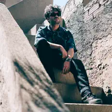 聆聽 Saccades、觀看音樂影片、閱讀小傳、查看巡演日期等！