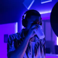 Ouve Fellz, vê vídeos de música, lê a biografia, vê as datas da digressão e muito mais!