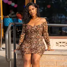 Täjを聴いたり、ミュージックビデオを鑑賞したり、経歴やツアー日程などを確認したりしましょう！