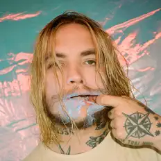 聆聽 ALIAS、觀看音樂影片、閱讀小傳、查看巡演日期等！