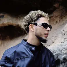 聆聽 Yazai、觀看音樂影片、閱讀小傳、查看巡演日期等！