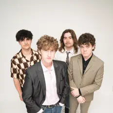 LUNARCA을(를) 듣고, 뮤직 비디오를 보고, 약력을 읽고, 투어 일정 등을 확인하세요!